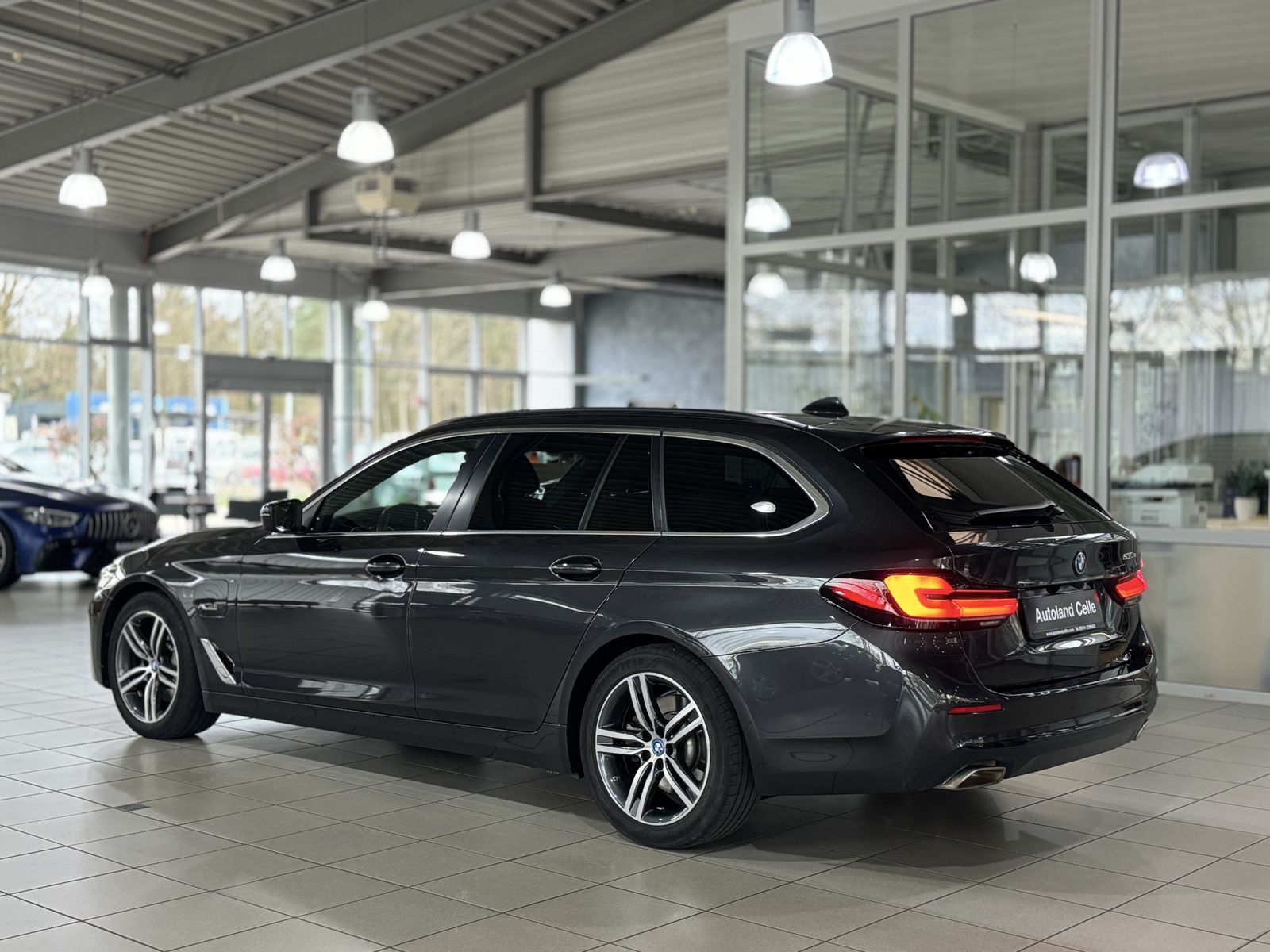 Fahrzeugabbildung BMW 530e Kamera DAB HiFi Alarm Panorama Leder Sport