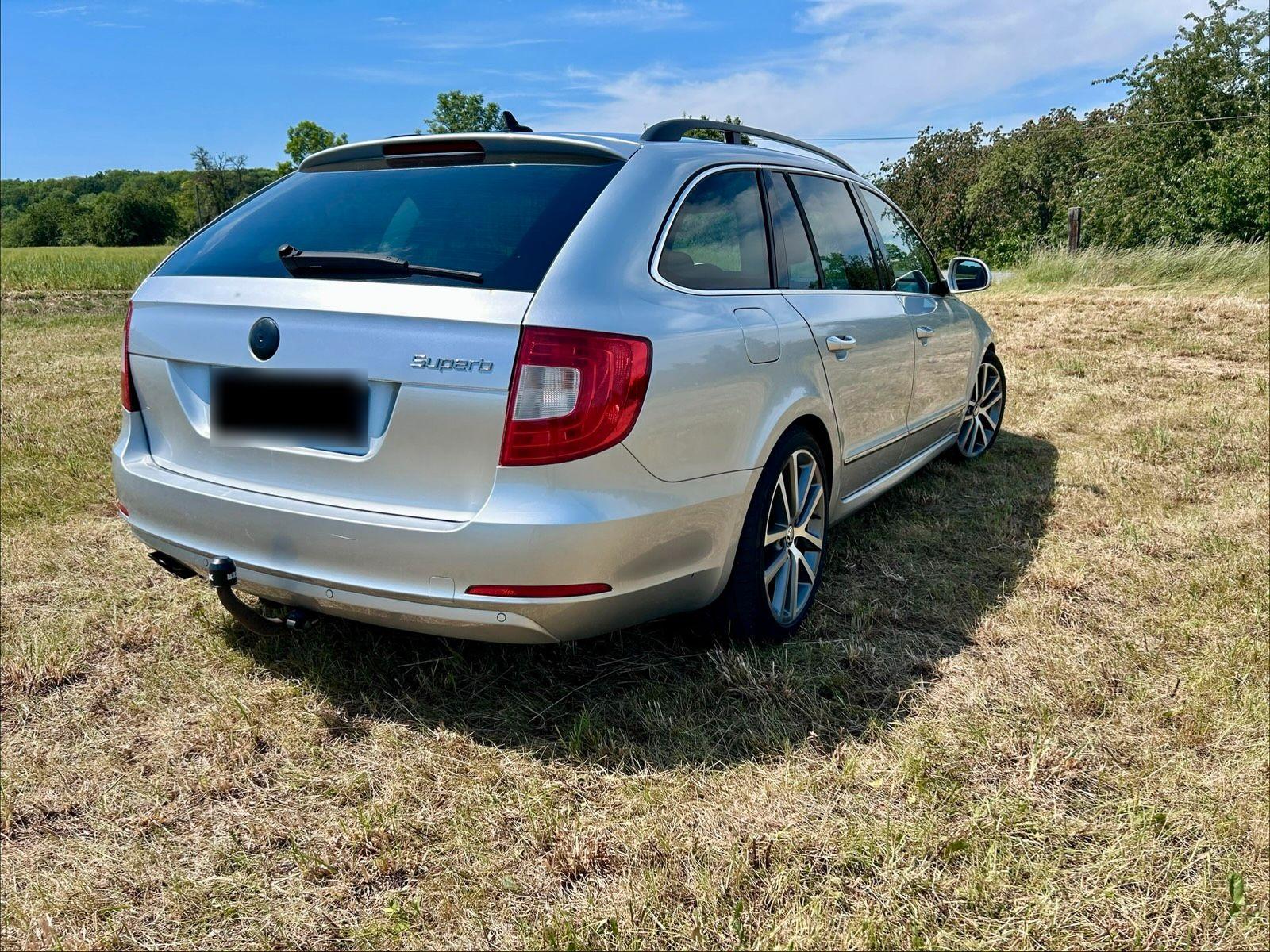 Skoda Superb 2010 — салон