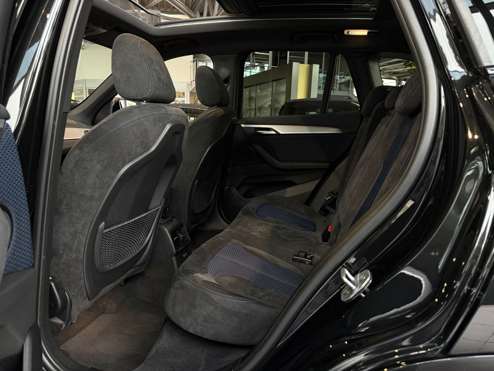 Fahrzeugabbildung BMW X1 xDrive 20 i M Sport PANO AHK HUD LED