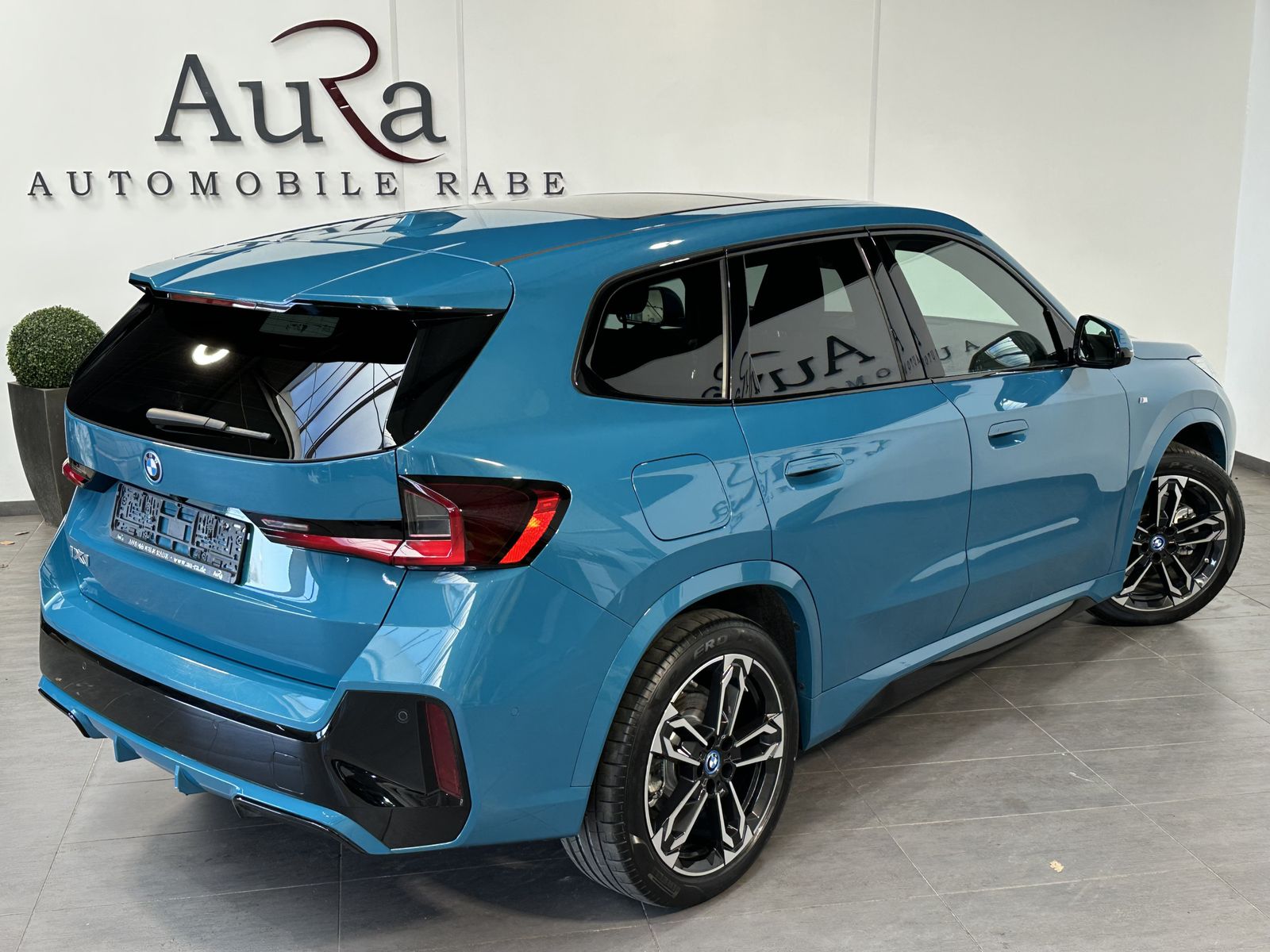 Fahrzeugabbildung BMW iX1 30 xDrive M-Sport NAV+LED+PANO+AHK+19ZO+360°