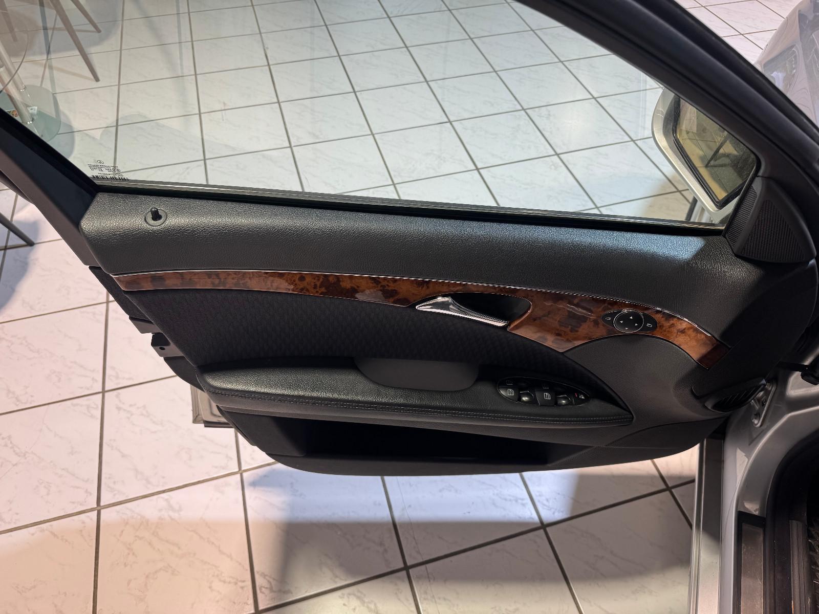 Mercedes-Benz E200 2004 — photo 11