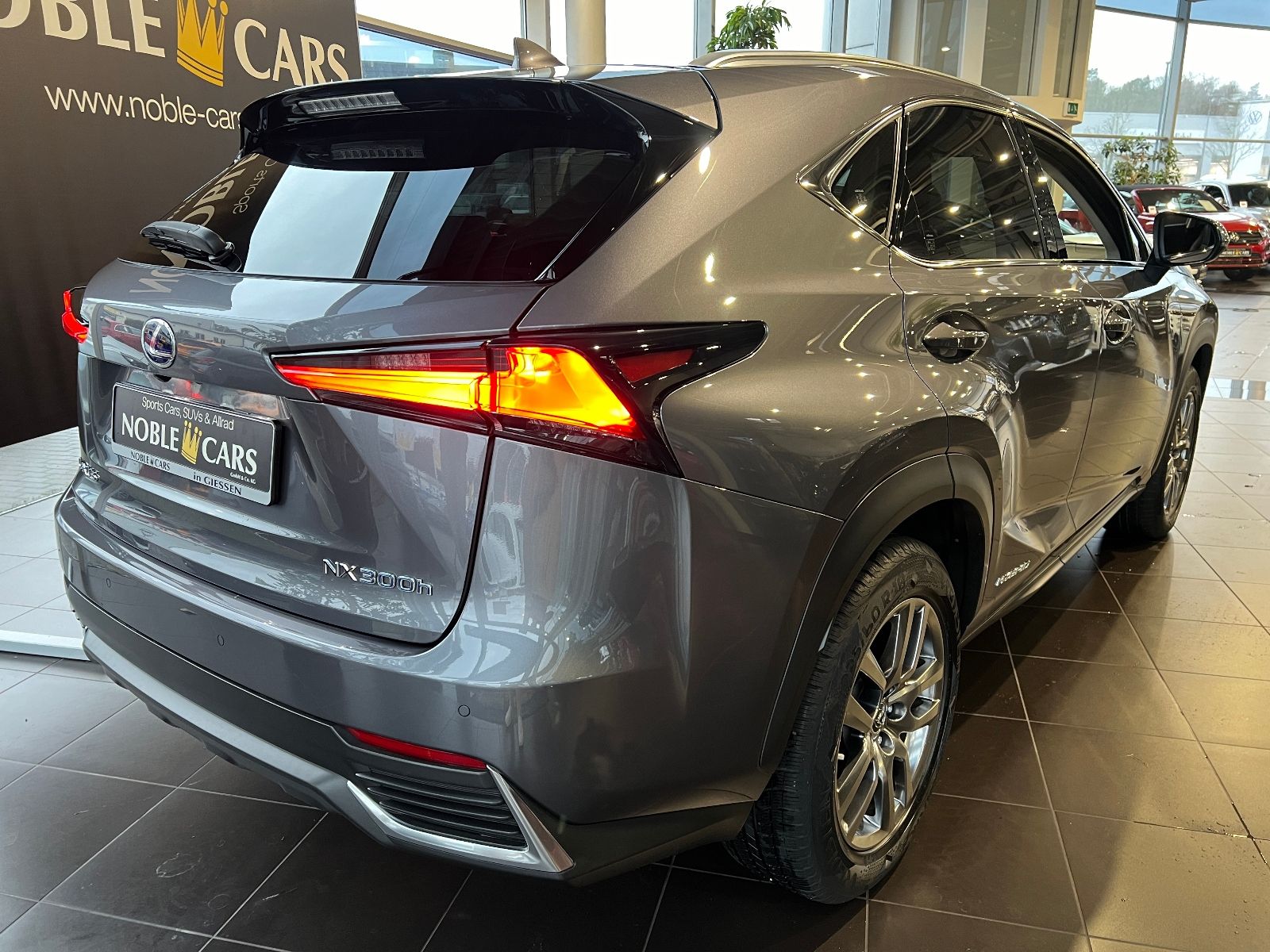 Fahrzeugabbildung Lexus NX 300h Executive Line LED NAV DAB RFK SHZ 18"