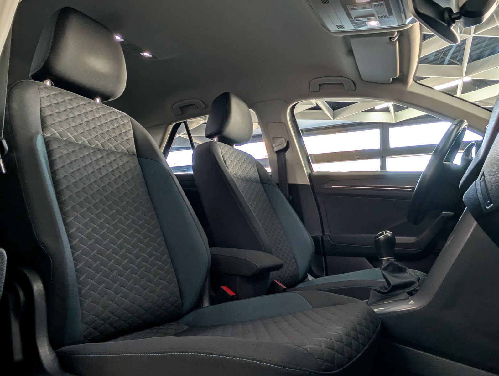 Fahrzeugabbildung Volkswagen T-Roc 1.6 TDI IQ.DRIVE ACC LED KAM SHZ AHK VIRT