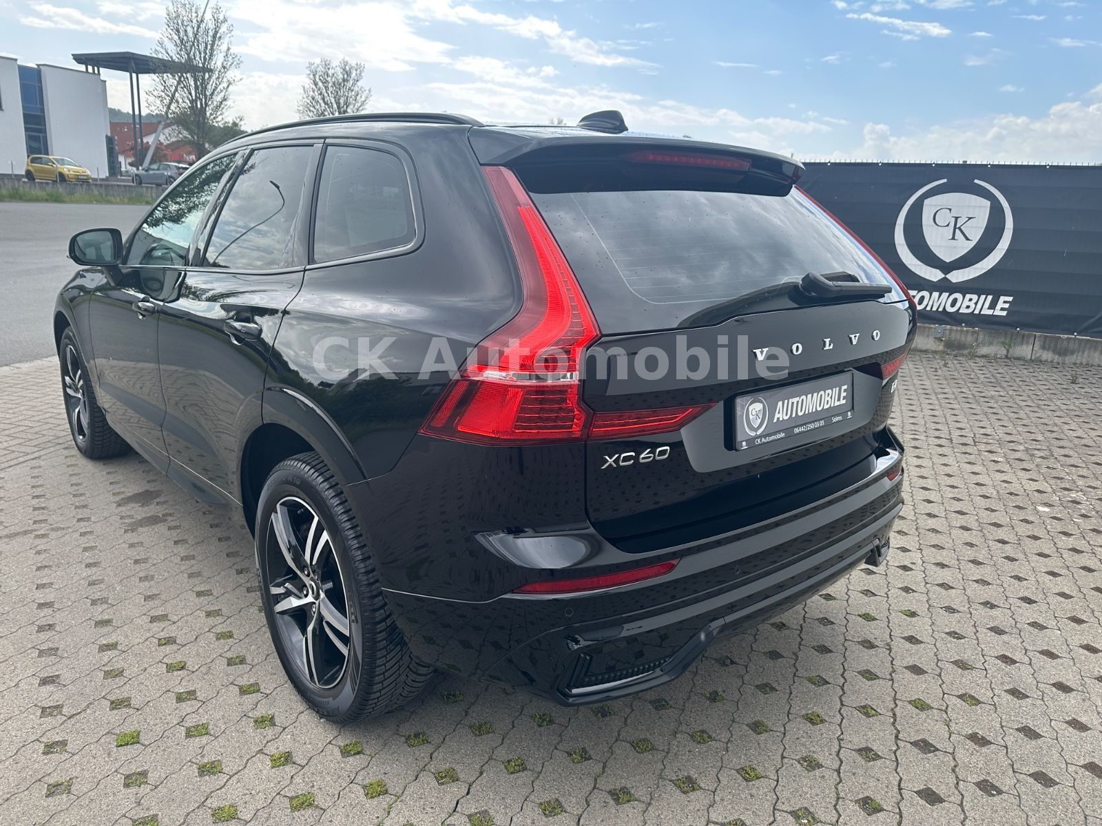 Fahrzeugabbildung Volvo XC60 R Design 2WD/Navi/Pano/Kamera/LED
