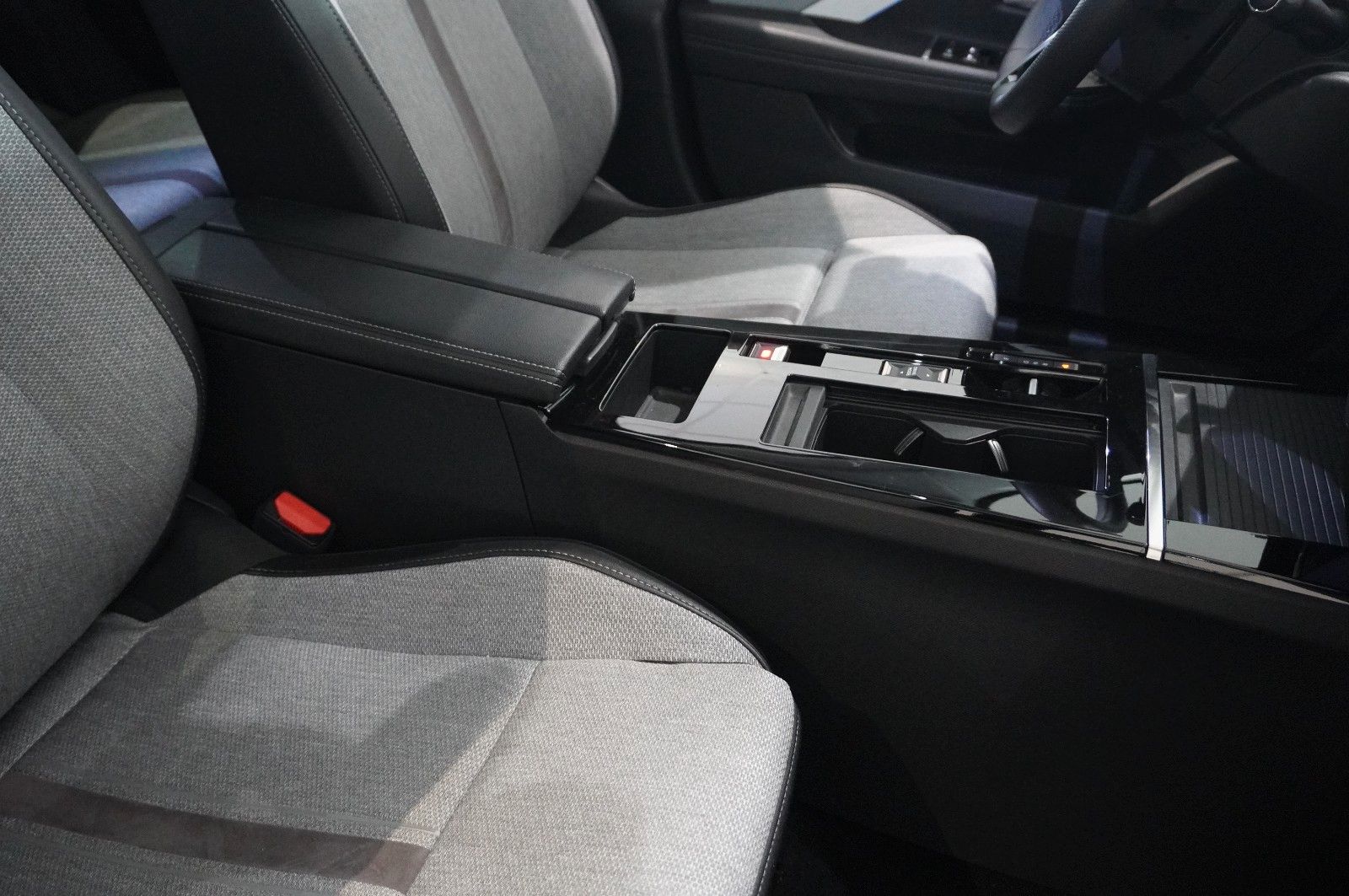 Fahrzeugabbildung Opel Astra L Lim. 1.6 HYBRID ELEGANCE NAVI/LED/KAMERA