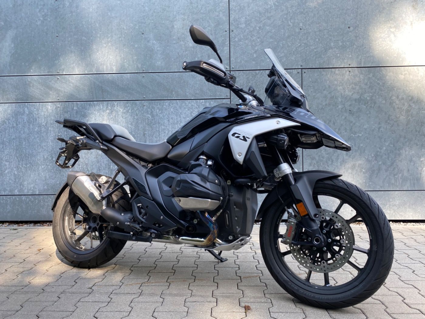 Fahrzeugabbildung BMW R 1300 GS Triple Black 3 Pakete Adaptive Fahrzeu