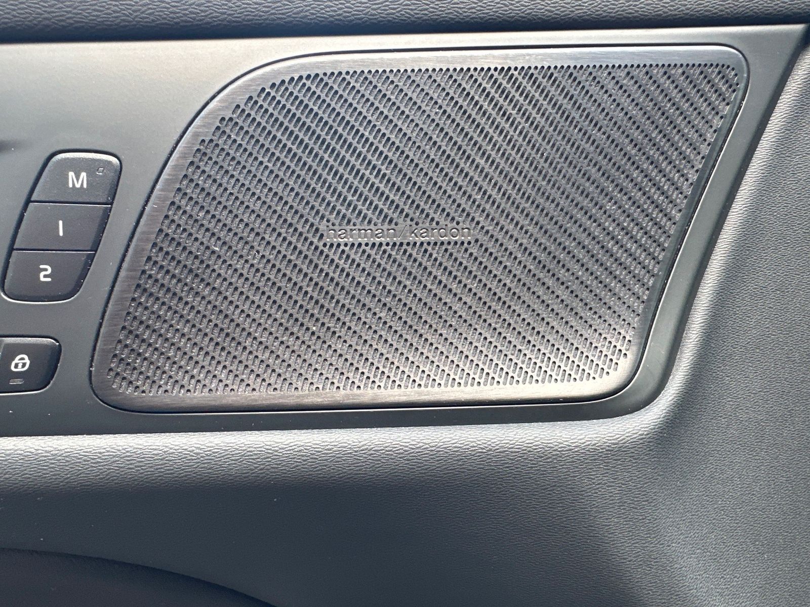 Fahrzeugabbildung Volvo V60 B4 D Plus Dark NAV+LED+AHK+ACC+360GRAD+SHZ
