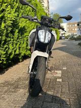 KTM Duke 125 - Neuer Motor und Inspektion - NAKED BIKE VON 81 BIS 125 CCM