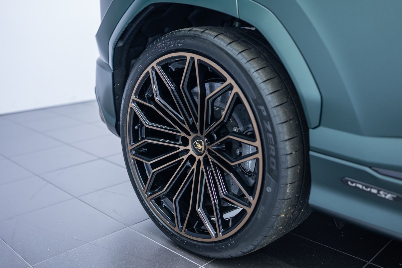 Fahrzeugabbildung Lamborghini Urus SE AKRAPOVIC/CARBON/PANO/B&O/FULL PPF