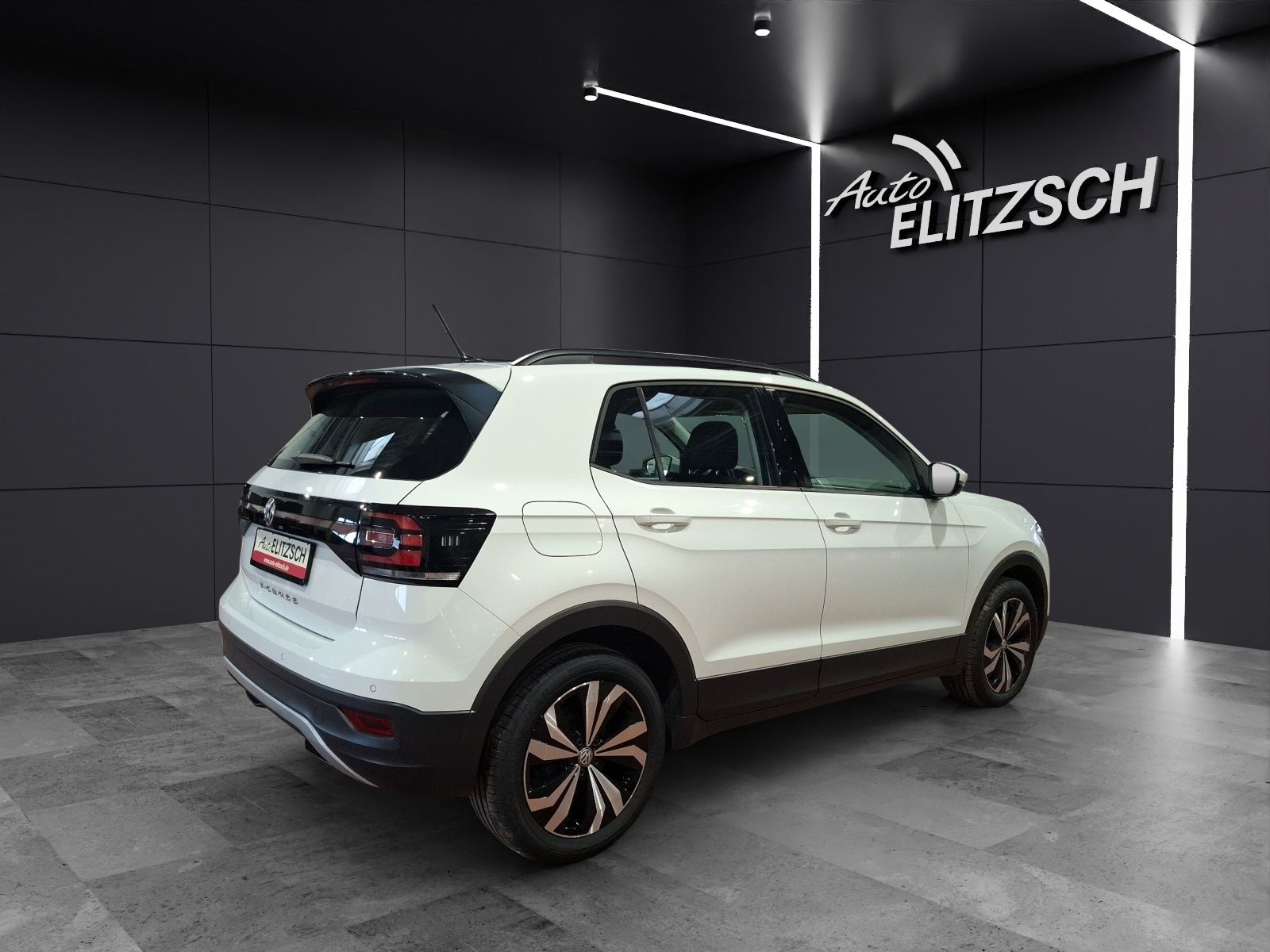 Fahrzeugabbildung Volkswagen T-Cross TSI Life AHK Navi ACC PDC SH 17"