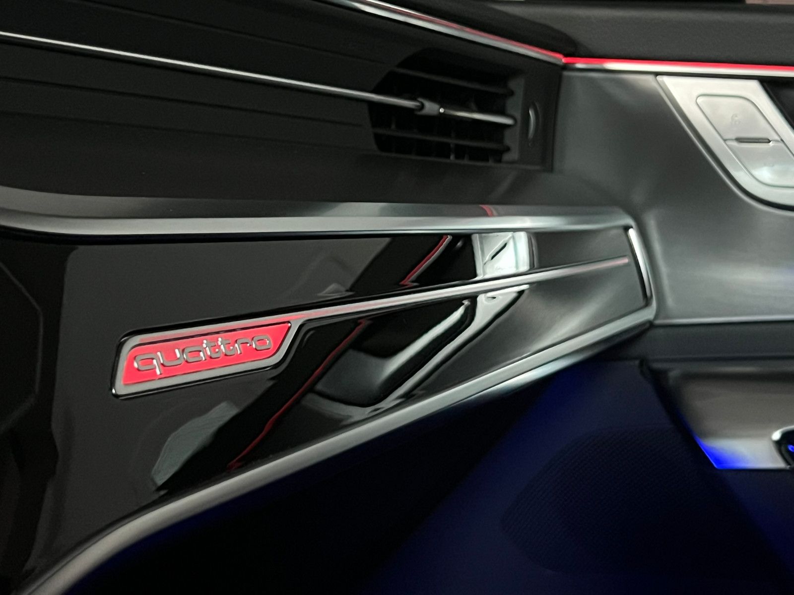 Fahrzeugabbildung Audi A6 Avant 50 TDI Quattro S-LINE/HDMATRIX/AHK/AMBI