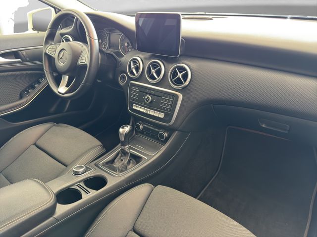 Fahrzeugabbildung Mercedes-Benz A 180 Style+LED+Navi+Fernlichtass.+PDC