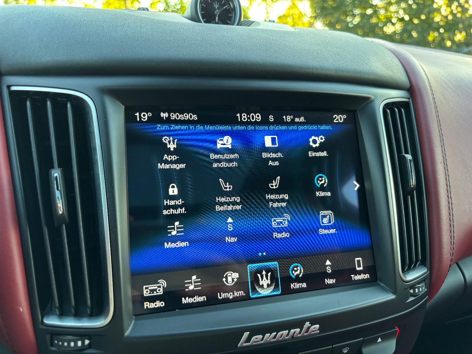 Fahrzeugabbildung Maserati Levante/EXCLUSIVE/RED/360'KAM/PANO/HARMAN-KARDON