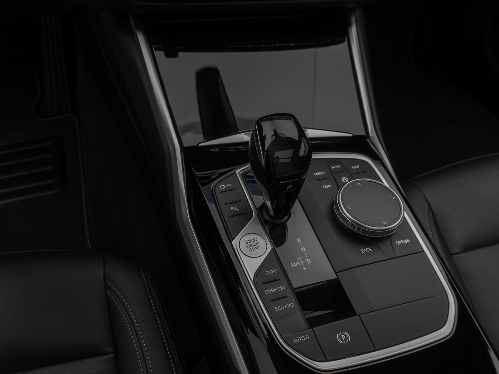 Fahrzeugabbildung BMW 320d Panorama HiFi PDC LED Geschwindigkeitsreg