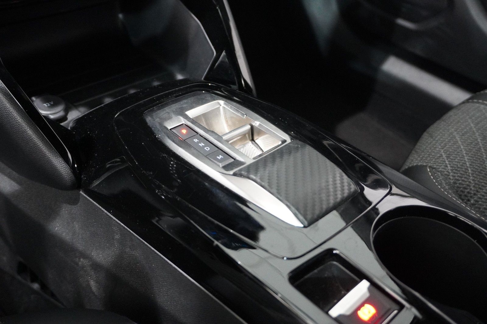 Fahrzeugabbildung Peugeot 2008 1.2 HYBRID ALLURE E-DSC NAVI/LED/SPORT/VIRT