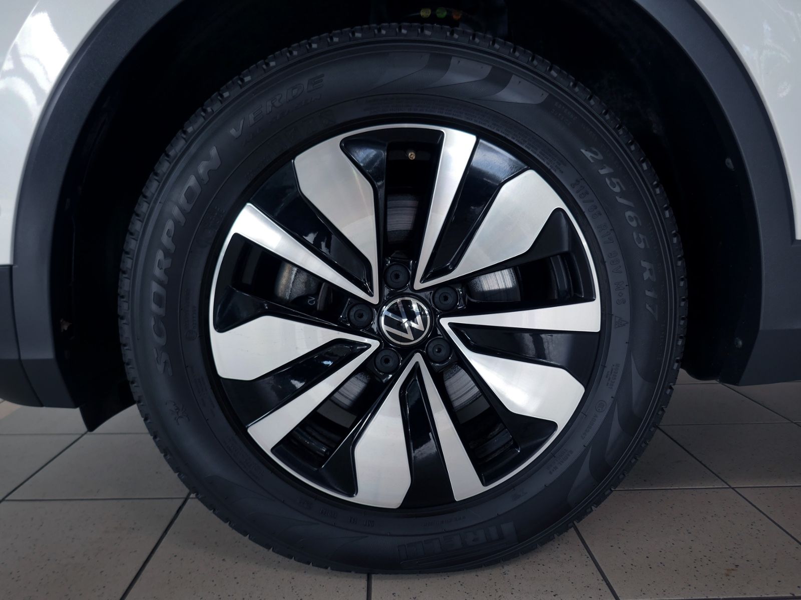 Fahrzeugabbildung Volkswagen Tiguan MOVE 2.0 TDI DSG | LED RFK ACC Navi
