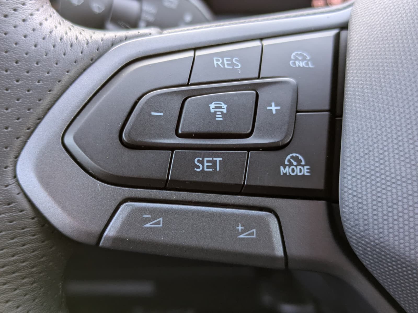 Fahrzeugabbildung Volkswagen Tayron 2.0 TDI 4M R-Line BLACK*7Si*MATRIX*PANO