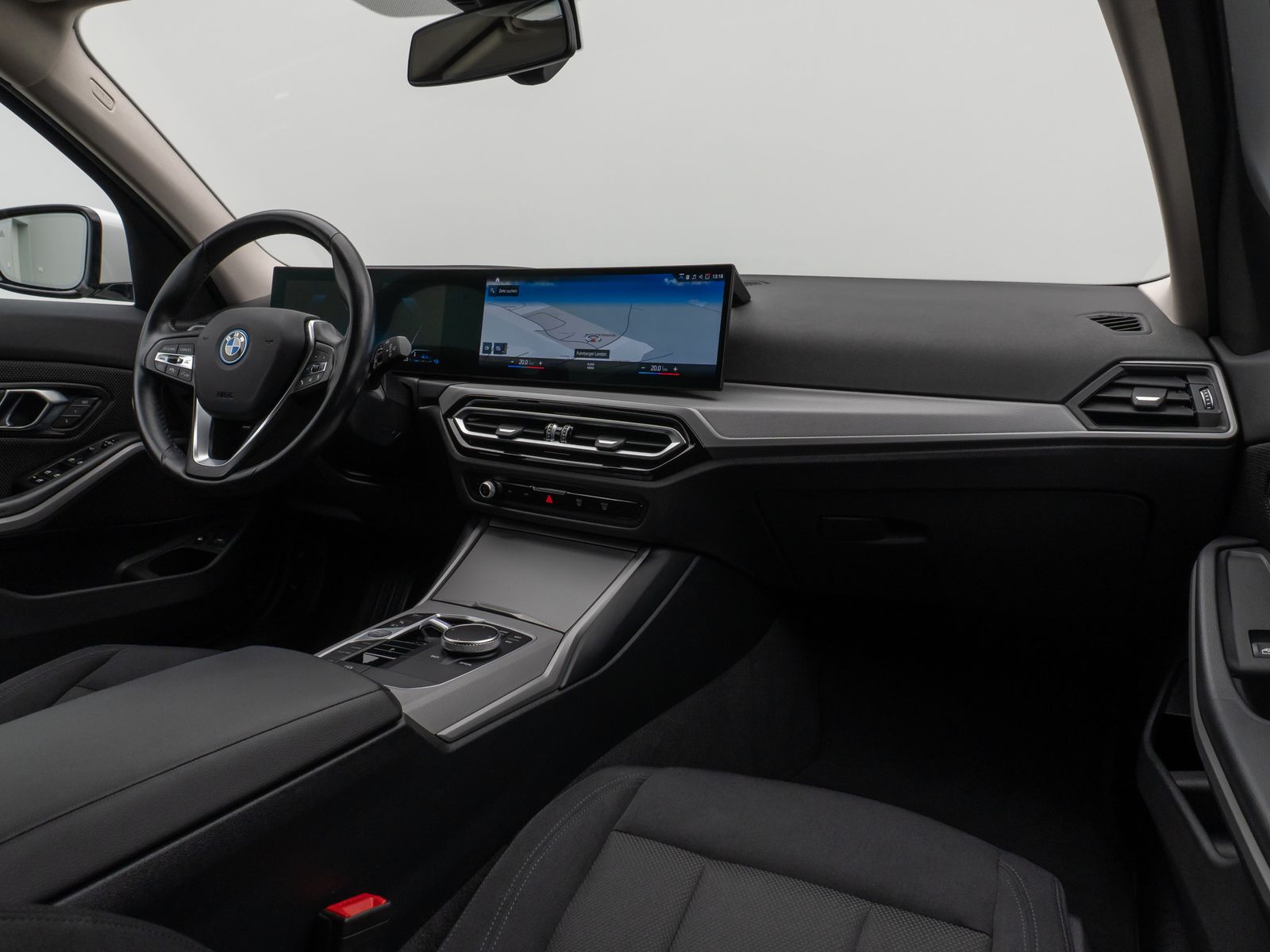 Fahrzeugabbildung BMW 330e Kamera HUD DAB Stop&Go Komfort Fernlichtass