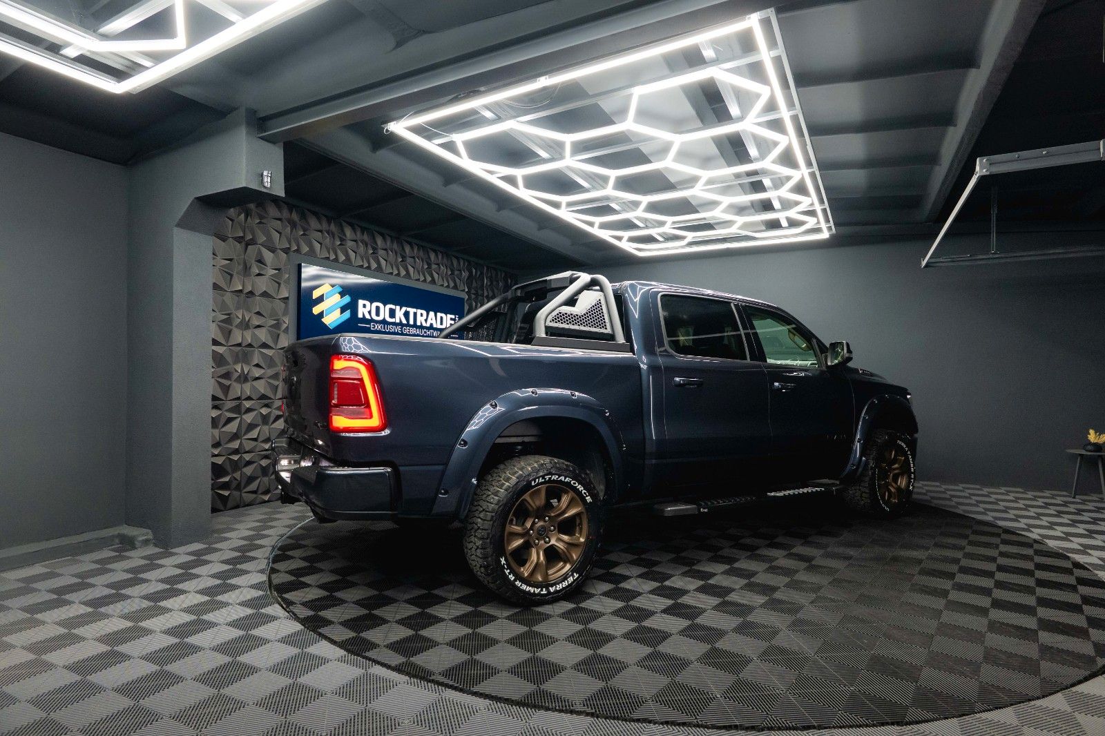 Fahrzeugabbildung Dodge RAM 5.7 V8 HEMI 4x4 Offroad LARAMIE Night 19%