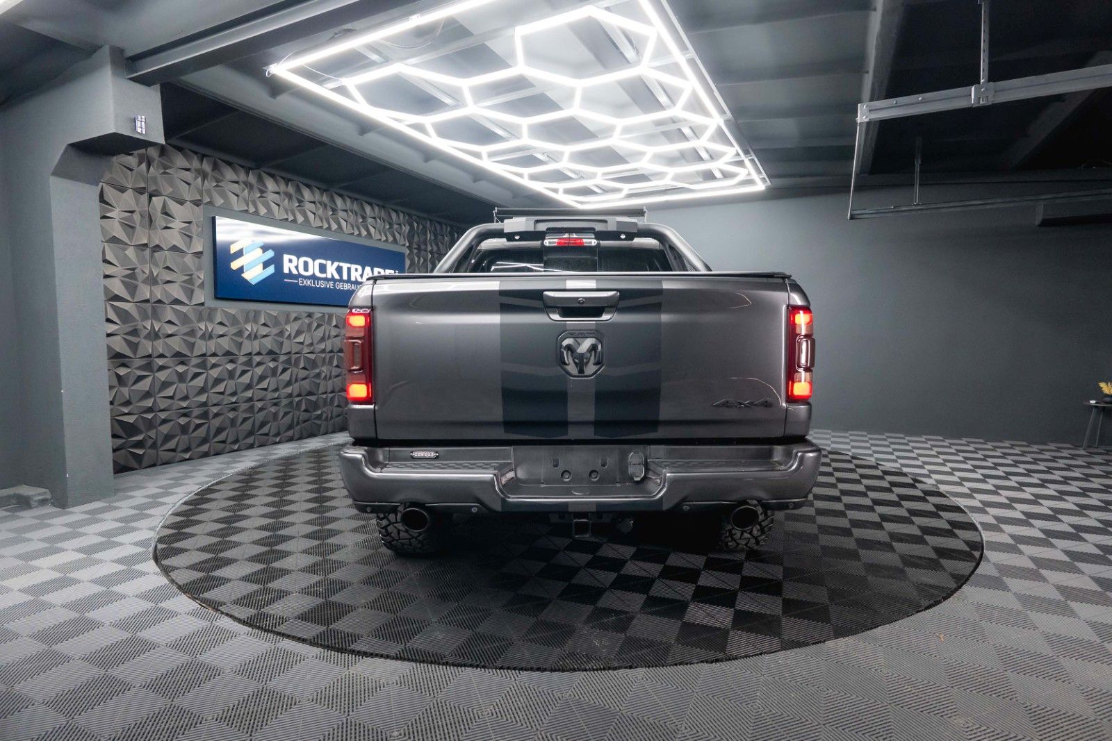 Fahrzeugabbildung Dodge RAM 5.7 V8 HEMI 4x4 OFFROAD NIGHT-Paket LARAMIE