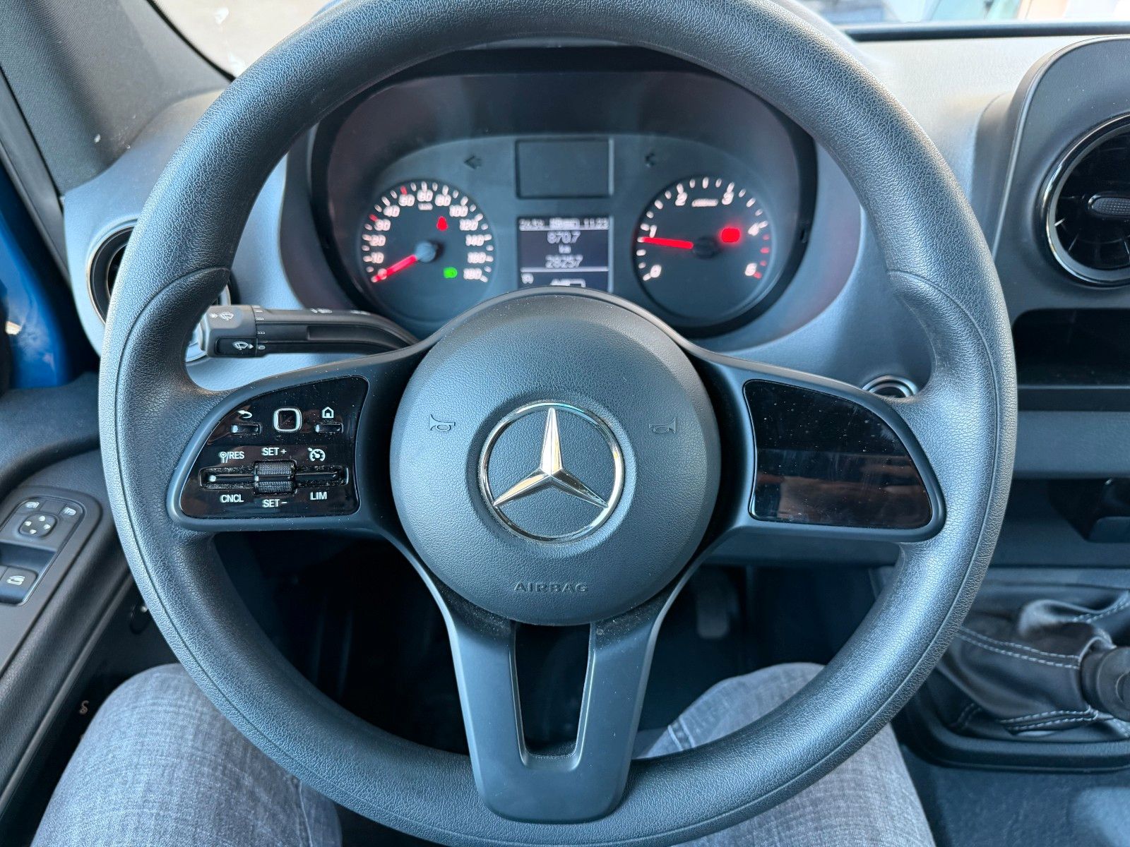Fahrzeugabbildung Mercedes-Benz Sprinter 215 CDI DoKa Klima AHK