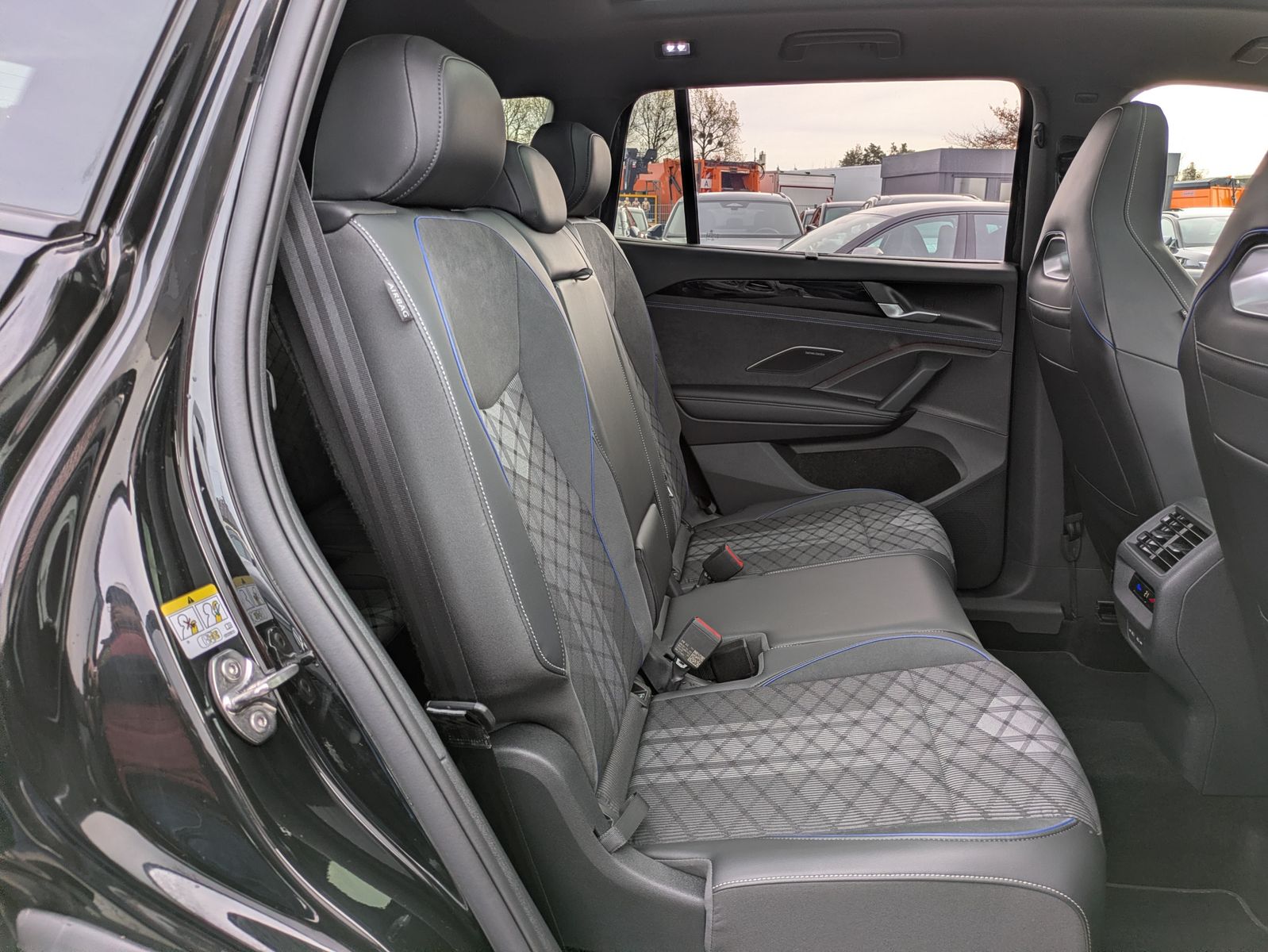 Fahrzeugabbildung Volkswagen Tayron 2.0 TDI 4M R-Line 7Si*MATRIX*AHK*PANO*HUD