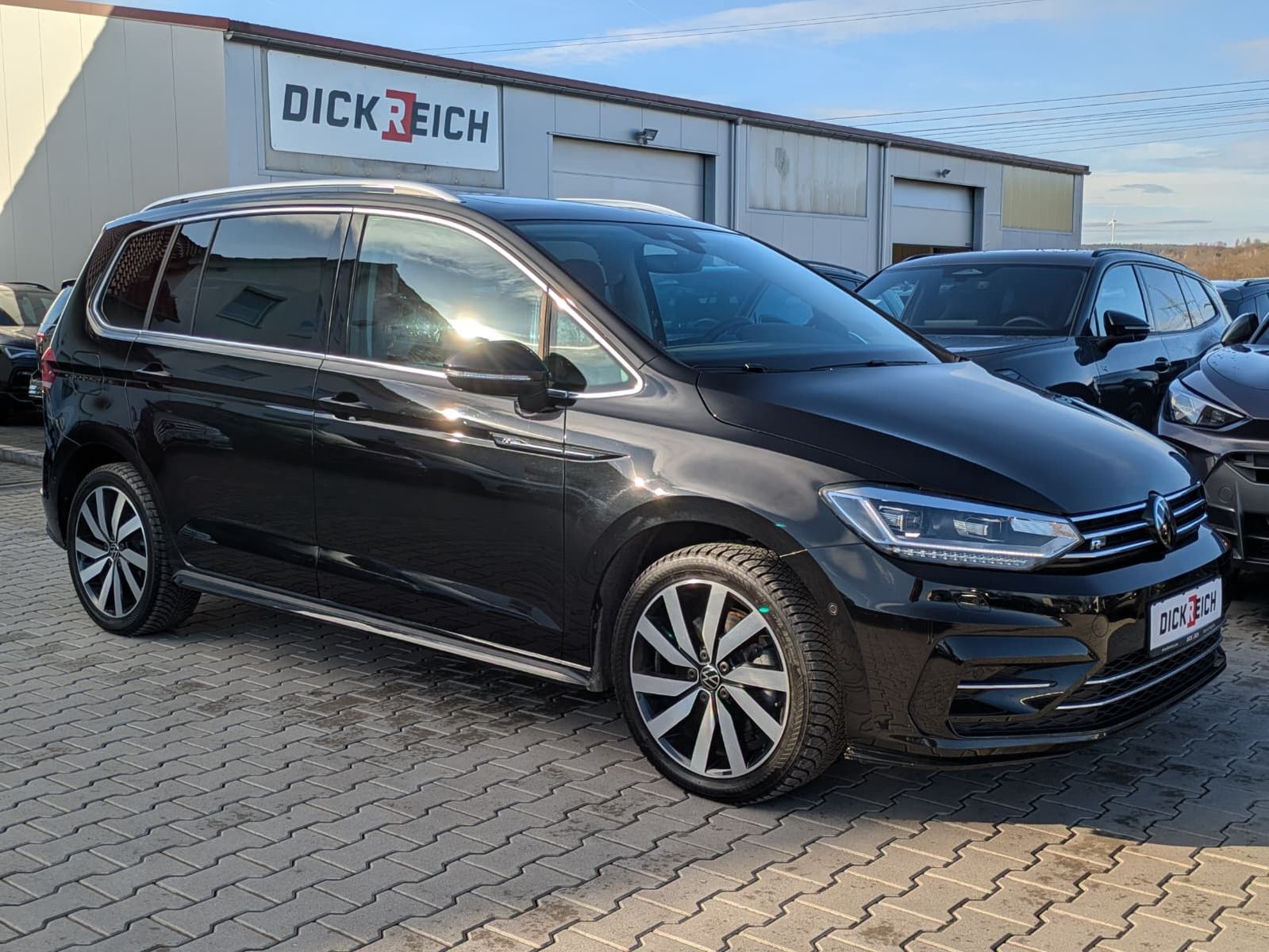 Fahrzeugabbildung Volkswagen Touran 2.0 DSG R-Line High. Pano 7-Si IQ.Dri AHK