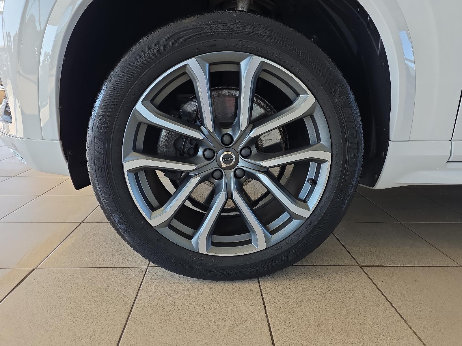 Volvo XC90 D5 Momentum AWD AHK Pano FourC 360° WinterP