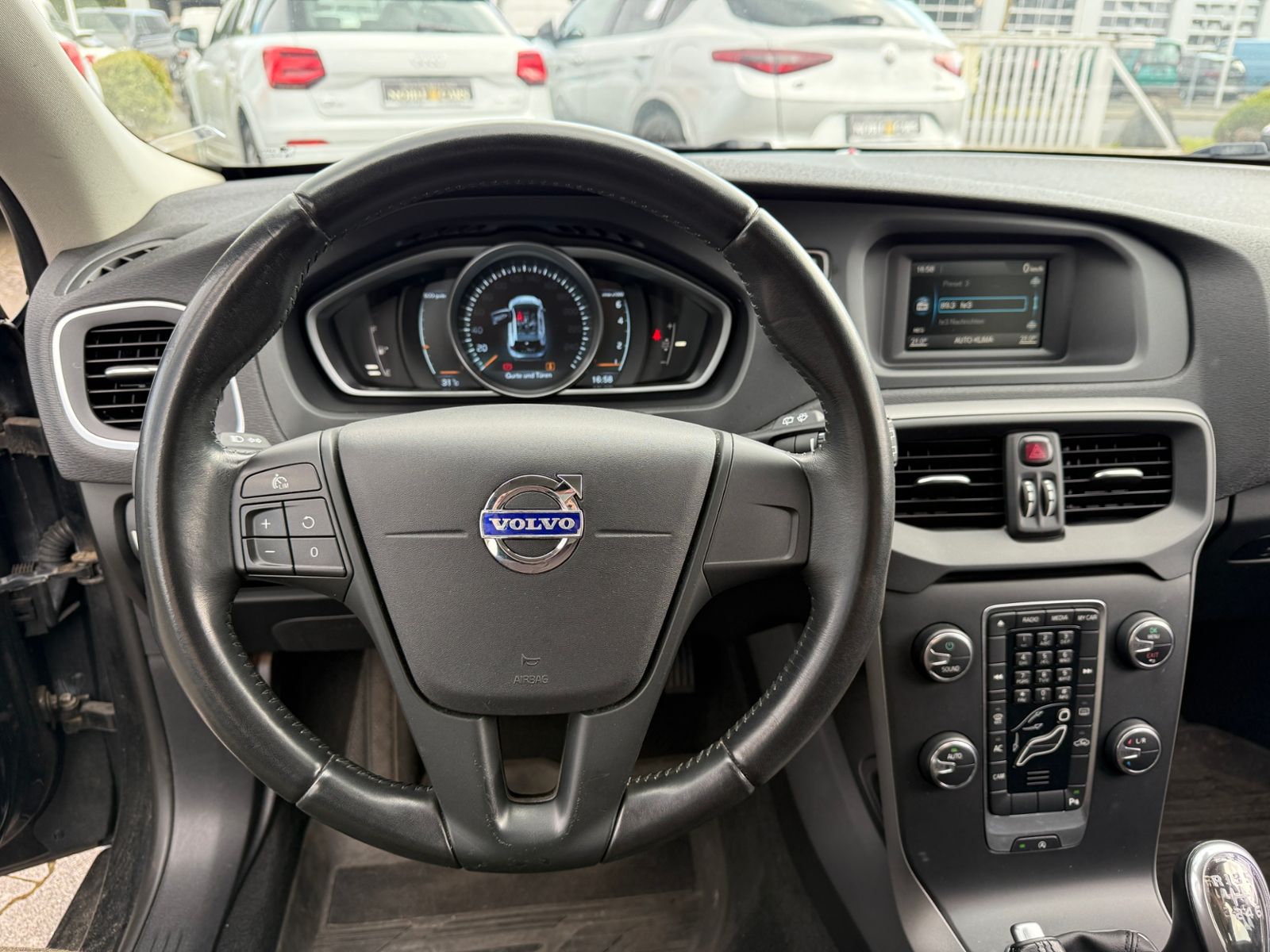 Fahrzeugabbildung Volvo V40 Kinetic RFK KLIMA ALU 8-Fach bereift