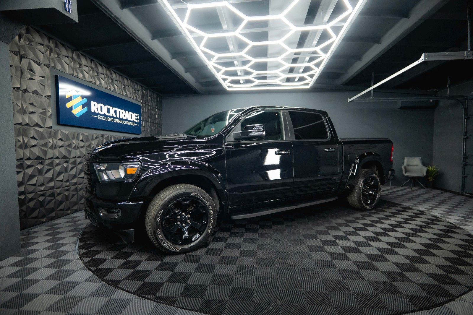 Fahrzeugabbildung Dodge RAM 5.7 V8 HEMI 4x4 OFFROAD BLACK EDITION 19%