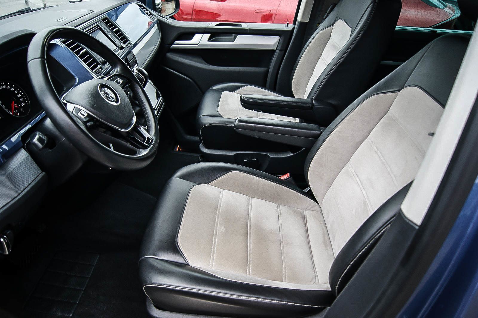 Fahrzeugabbildung Volkswagen T6 Multivan 2.0 TDI DSG Highline LEDER NAVI ACC