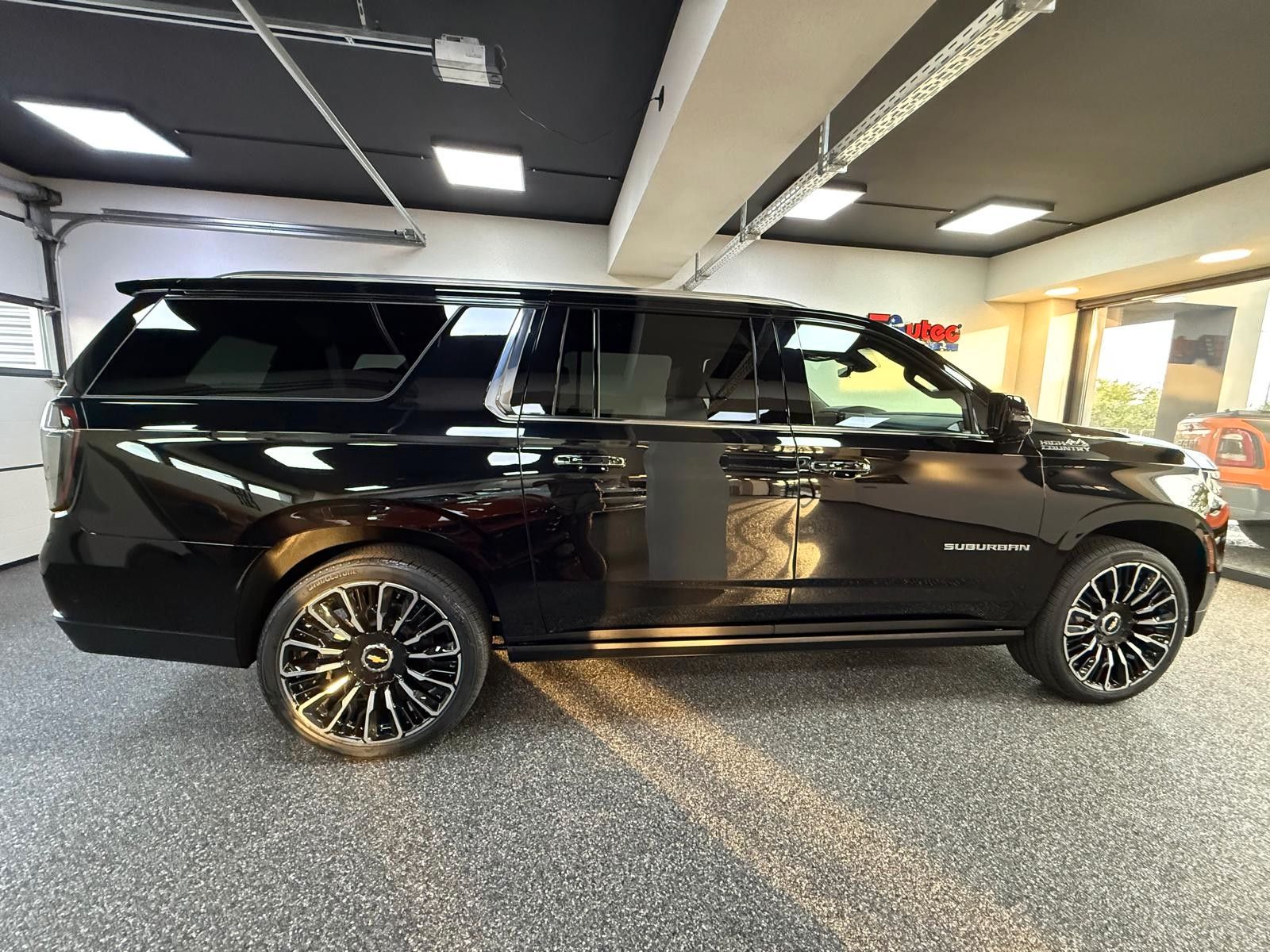 Fahrzeugabbildung Chevrolet 2026 SUBURBAN HIGH COUNTRY 24"-PANORAMA
