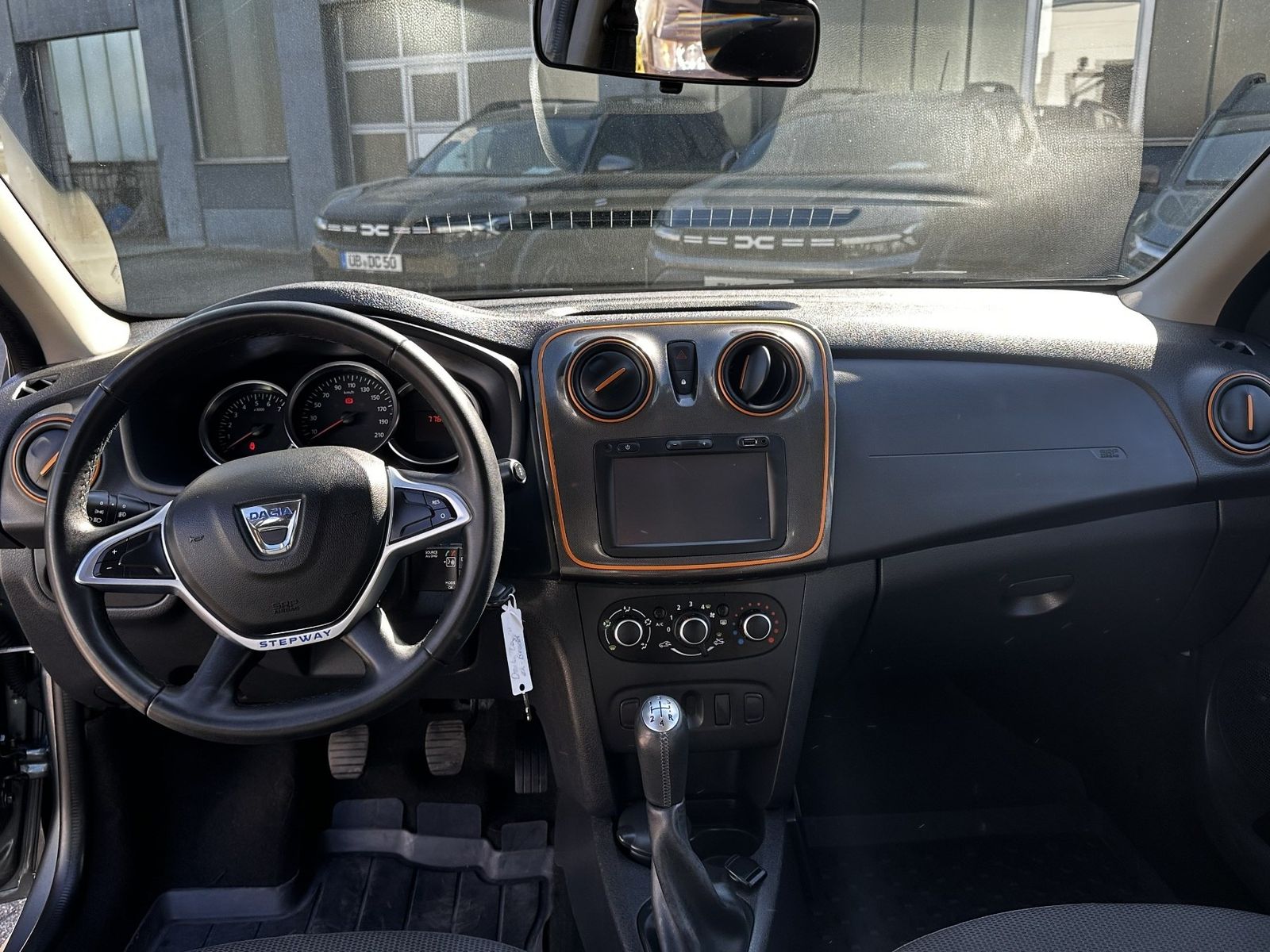 Fahrzeugabbildung Dacia Logan MCV Kombi Stepway Celebration TCe 90