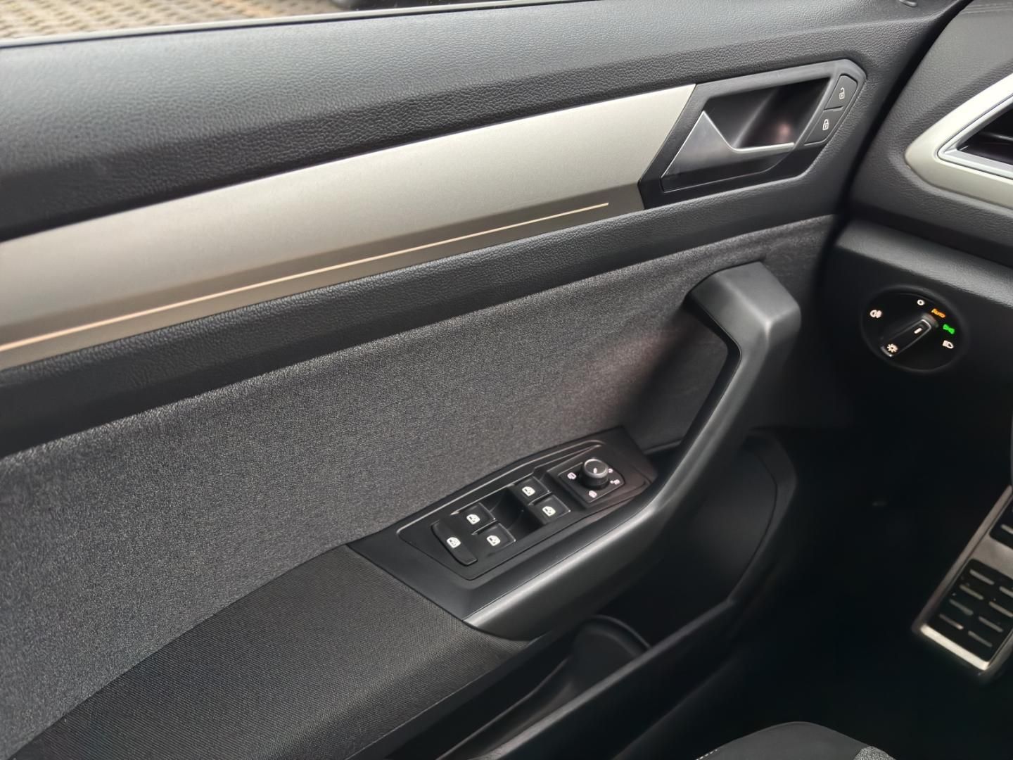 Fahrzeugabbildung Volkswagen T-ROC MOVE MOVE 1.5l TSI,DSG,AHKRFK,Navi,LED,ACC