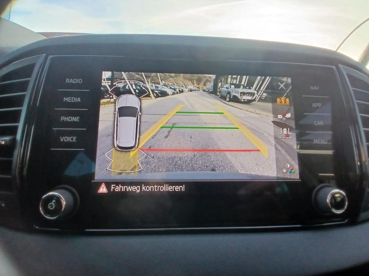 Fahrzeugabbildung SKODA Karoq 4x4 Selection TDI DSG AHK - 5 J.Garantie