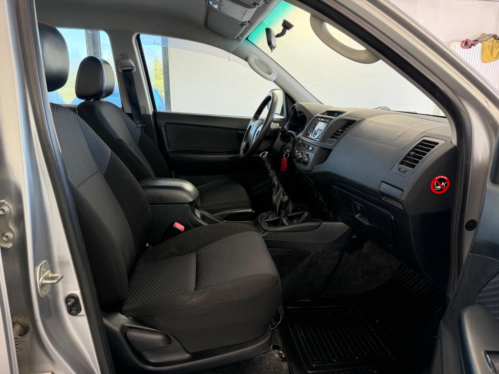 Toyota Hilux Double Cabine 2.5 D-4D | 144 ch | BVM | Feux diurnes LED | Vitres surteintées | Blocage de différentiel arrière