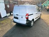 Ford Transit Courier - Ford Transit Courier mit Anhängerkupplung