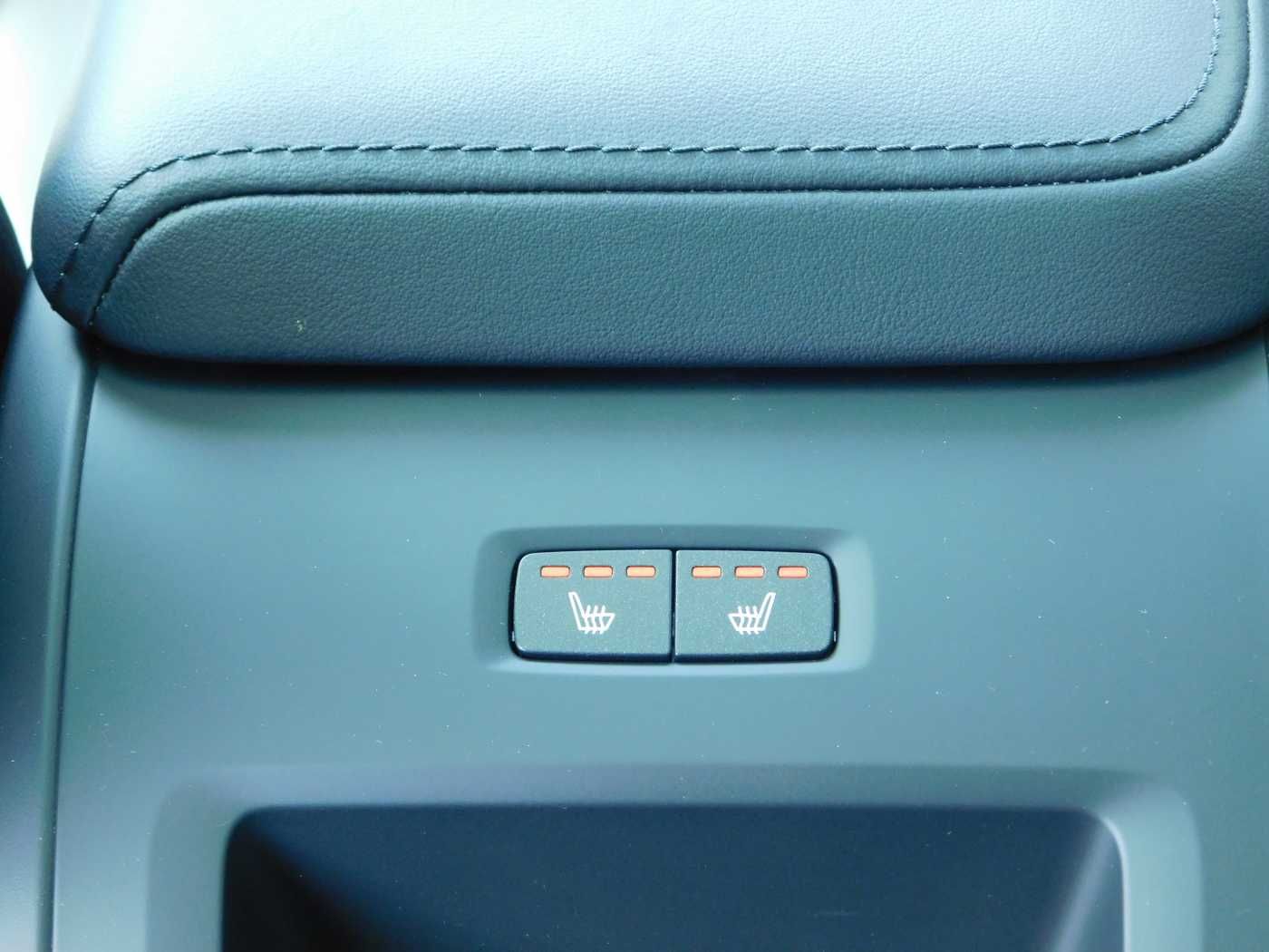 Fahrzeugabbildung Volvo XC60 T8 AWD Plug-in Hybrid Plus Dark