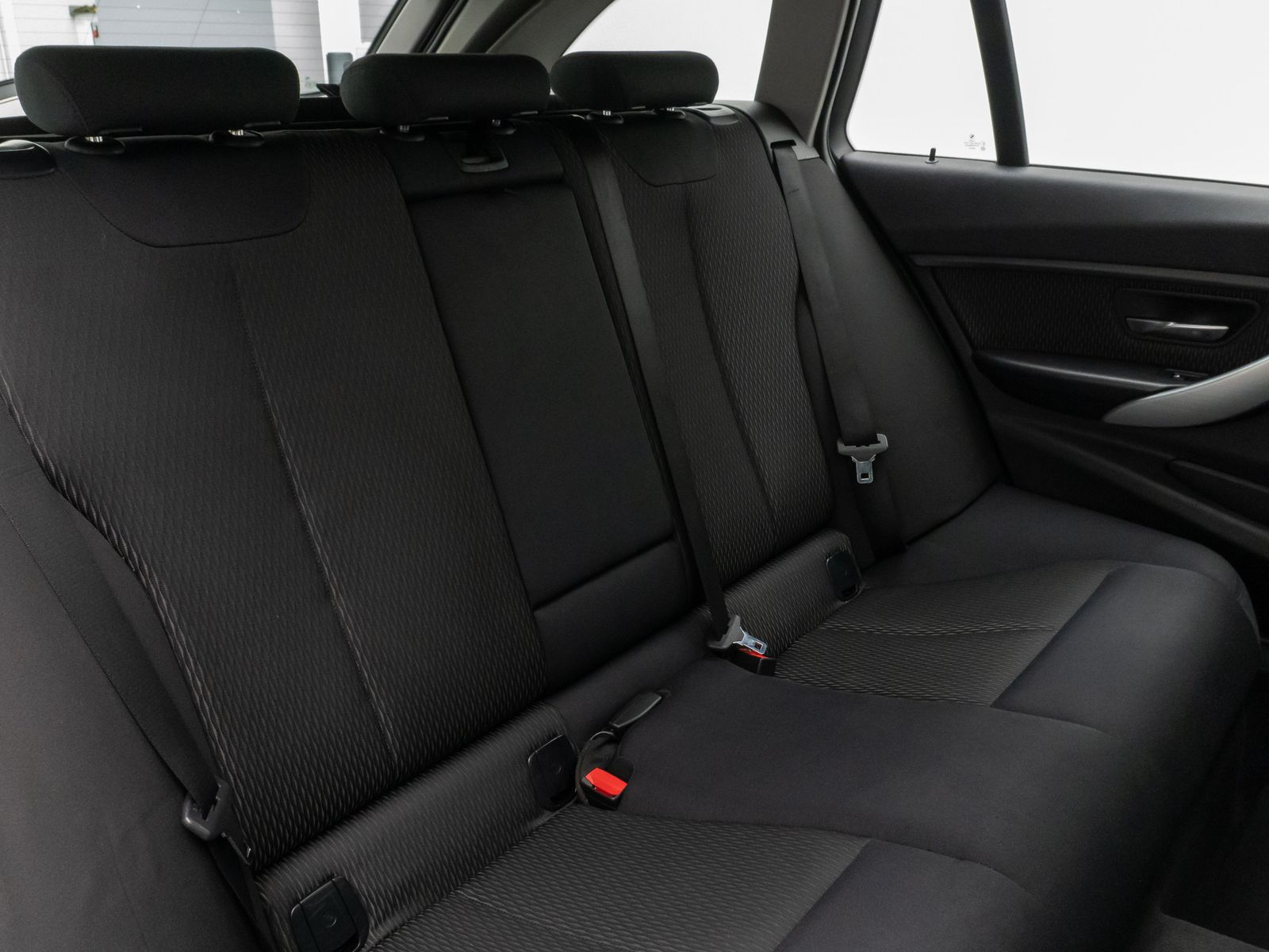 Fahrzeugabbildung BMW 320d GeschwindigReg HUD HiFi Xenon AHK Panorama
