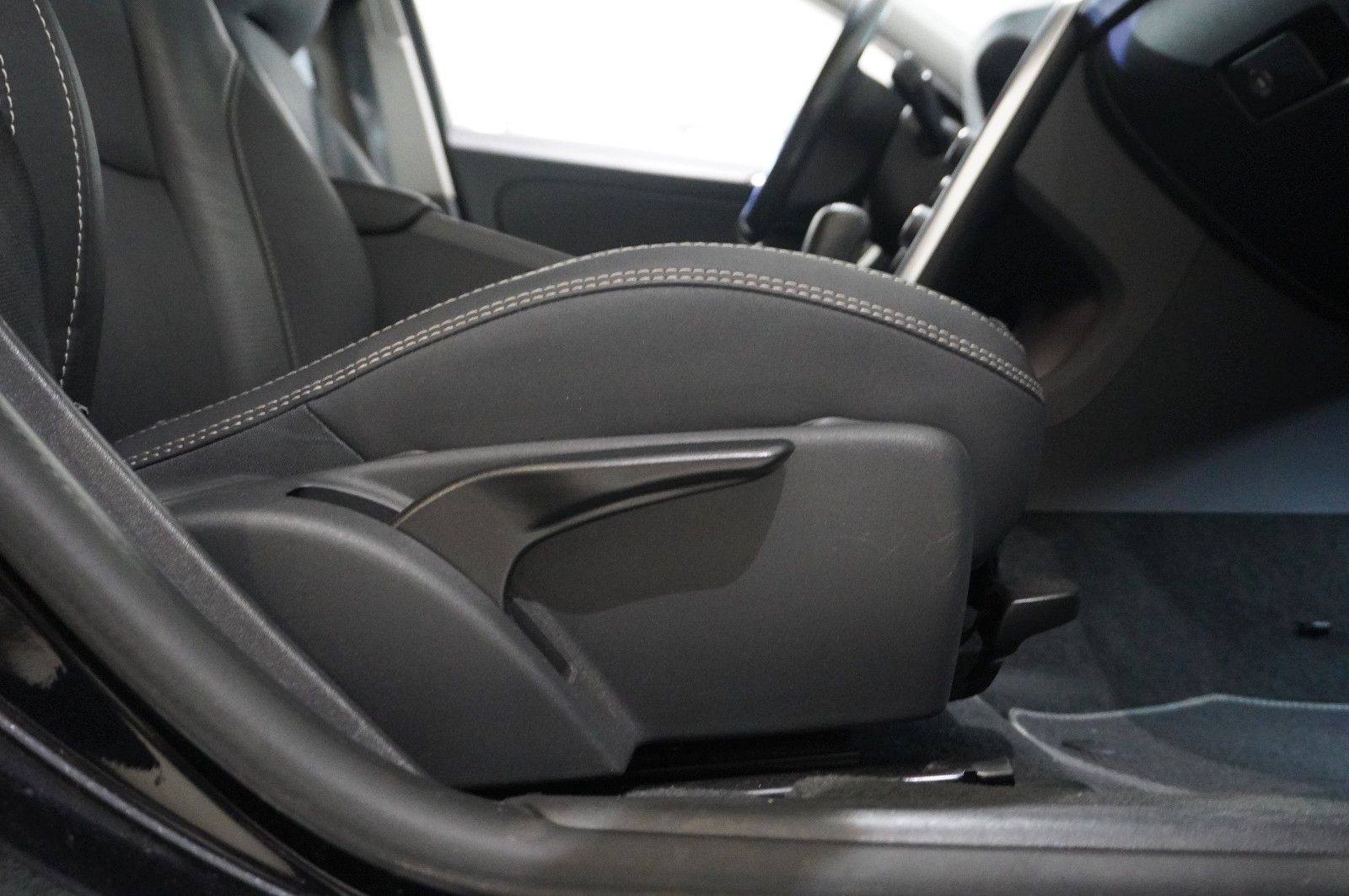 Fahrzeugabbildung Volvo V60 Kombi D4 R-DESIGN NAVI/LED/SHZPDC/AHK