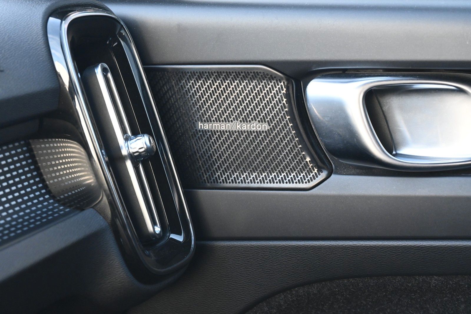 Fahrzeugabbildung Volvo XC40 T4 FWD Autom. R-Design*FSHZG*H&K*RFK*ACC*