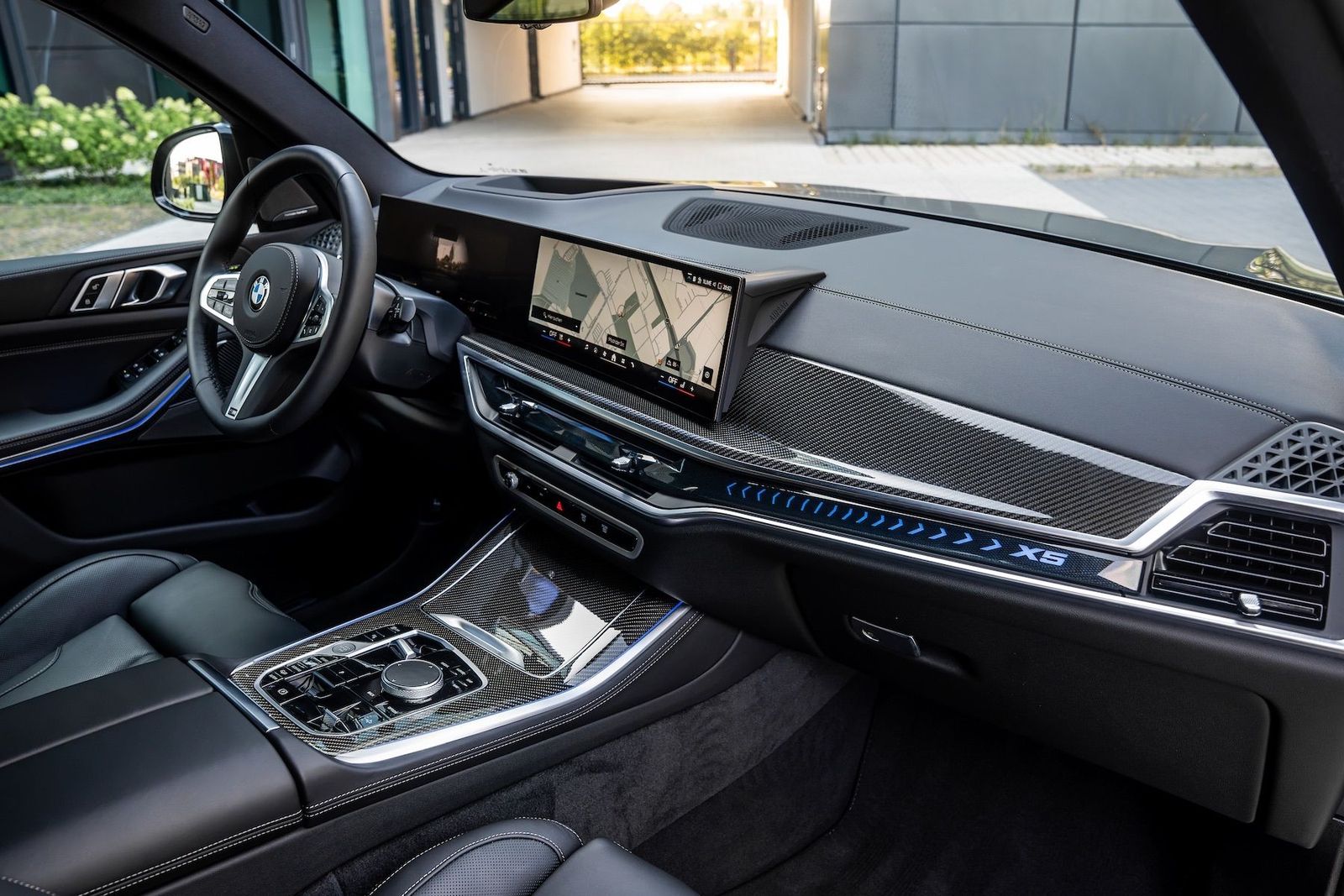 Fahrzeugabbildung BMW X5 40d xD M-SPORT PRO|AHK|ICONIC|MASSAGE|LUFT