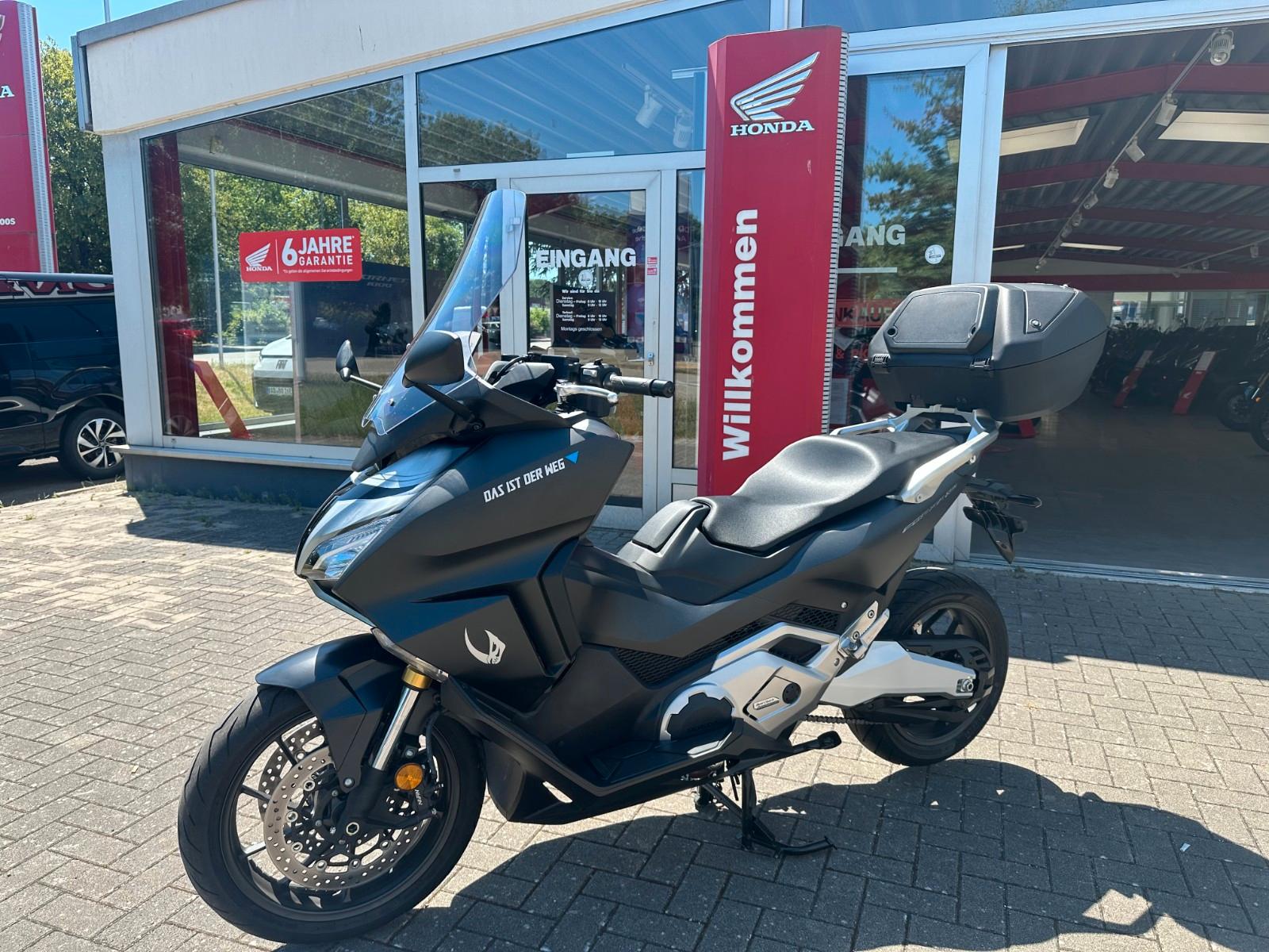 Honda Forza 750  1.hand + 3400 km
