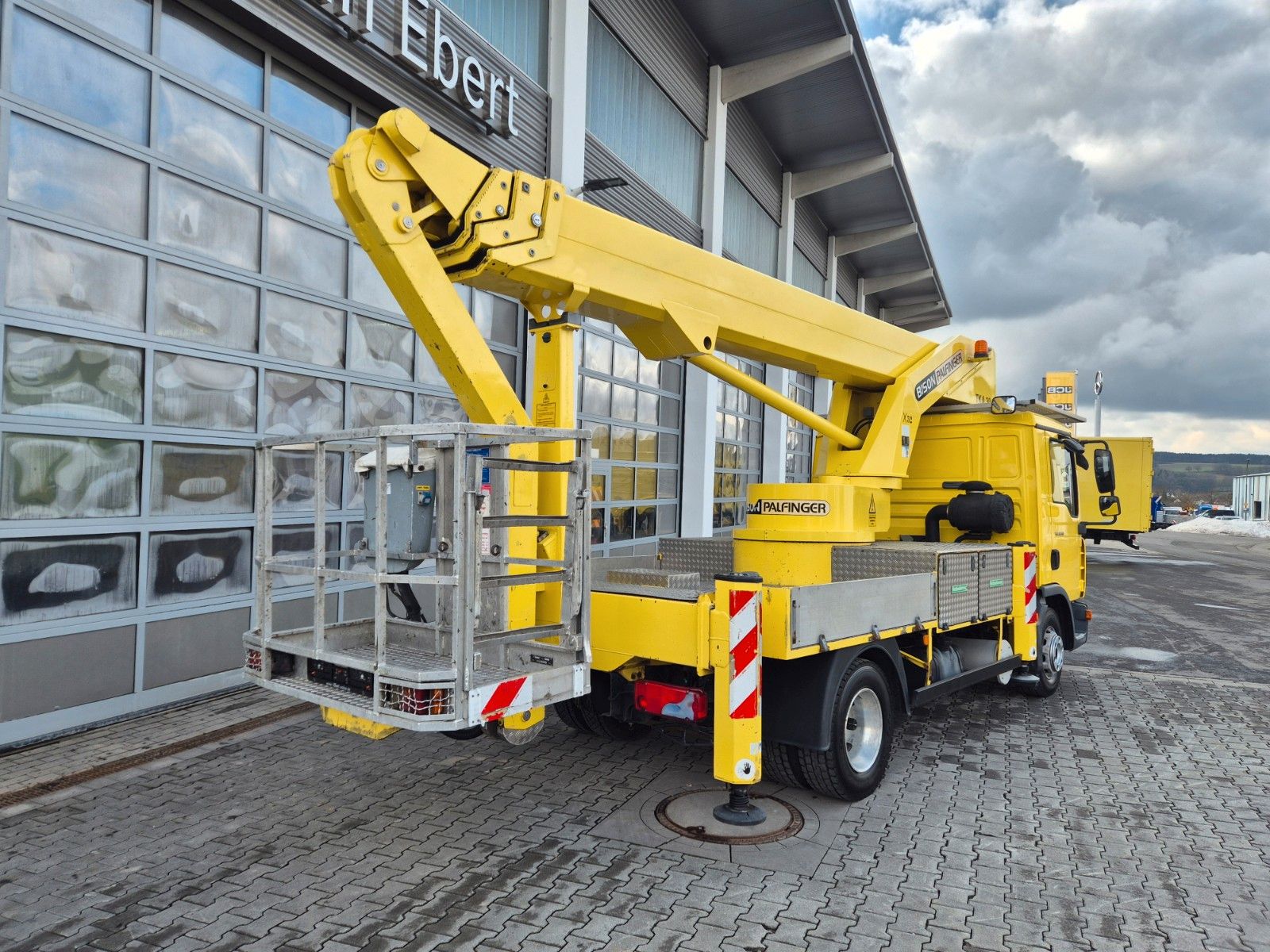 Fahrzeugabbildung MAN TGL 8.150 4x2 Bison Palfinger TKA 30