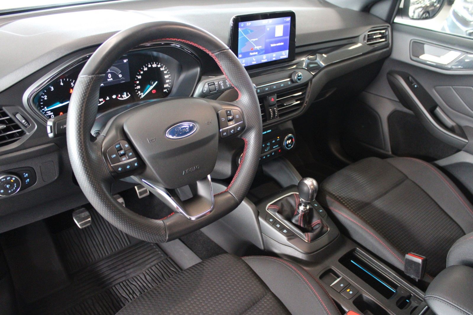 Fahrzeugabbildung Ford Focus ST-Line Turnier LED Park + Winter Paket
