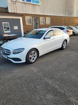 Mercedes-Benz E 200 Autom. - - Mercedes-Benz E 200 mit Benzin-Antrieb: Weiß, Limousine