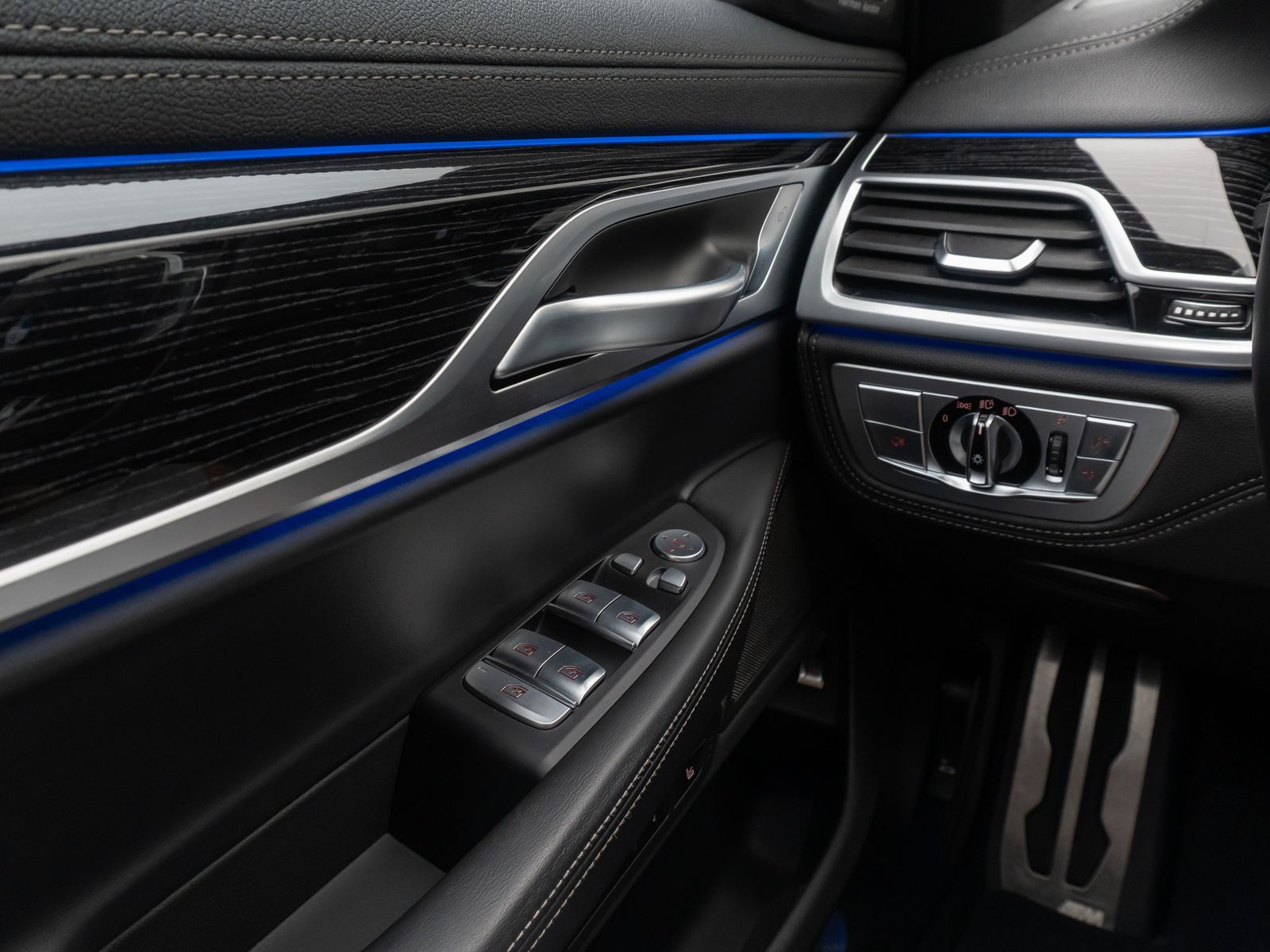 Fahrzeugabbildung BMW 740d xD M Sport 360°Laser HUD H/K SoftCl Massage