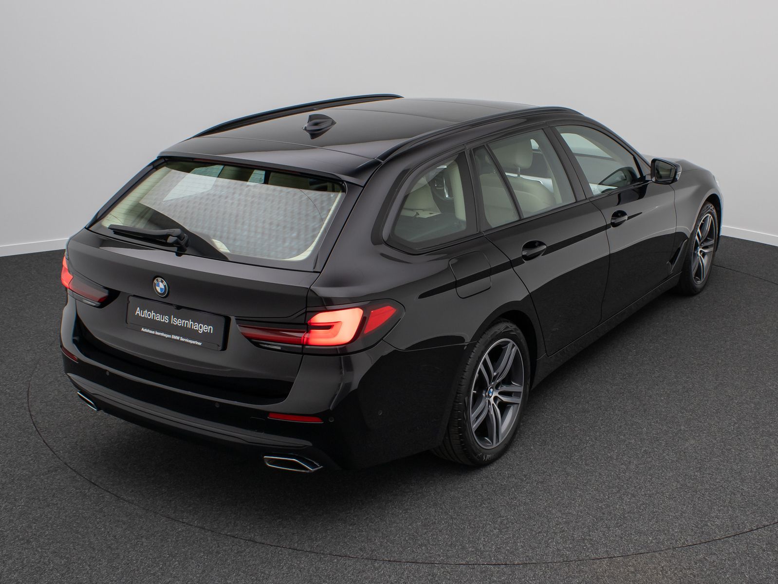 Fahrzeugabbildung BMW 520d Panorama 360° HUD DAB Komfort Alarm AHK LED