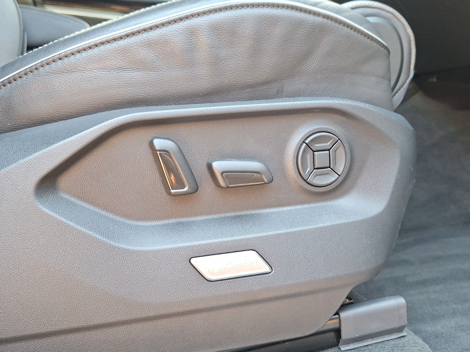 Fahrzeugabbildung Volkswagen DSG*R-Line*4Motion*Vico*SHZ*Leder*AHK*