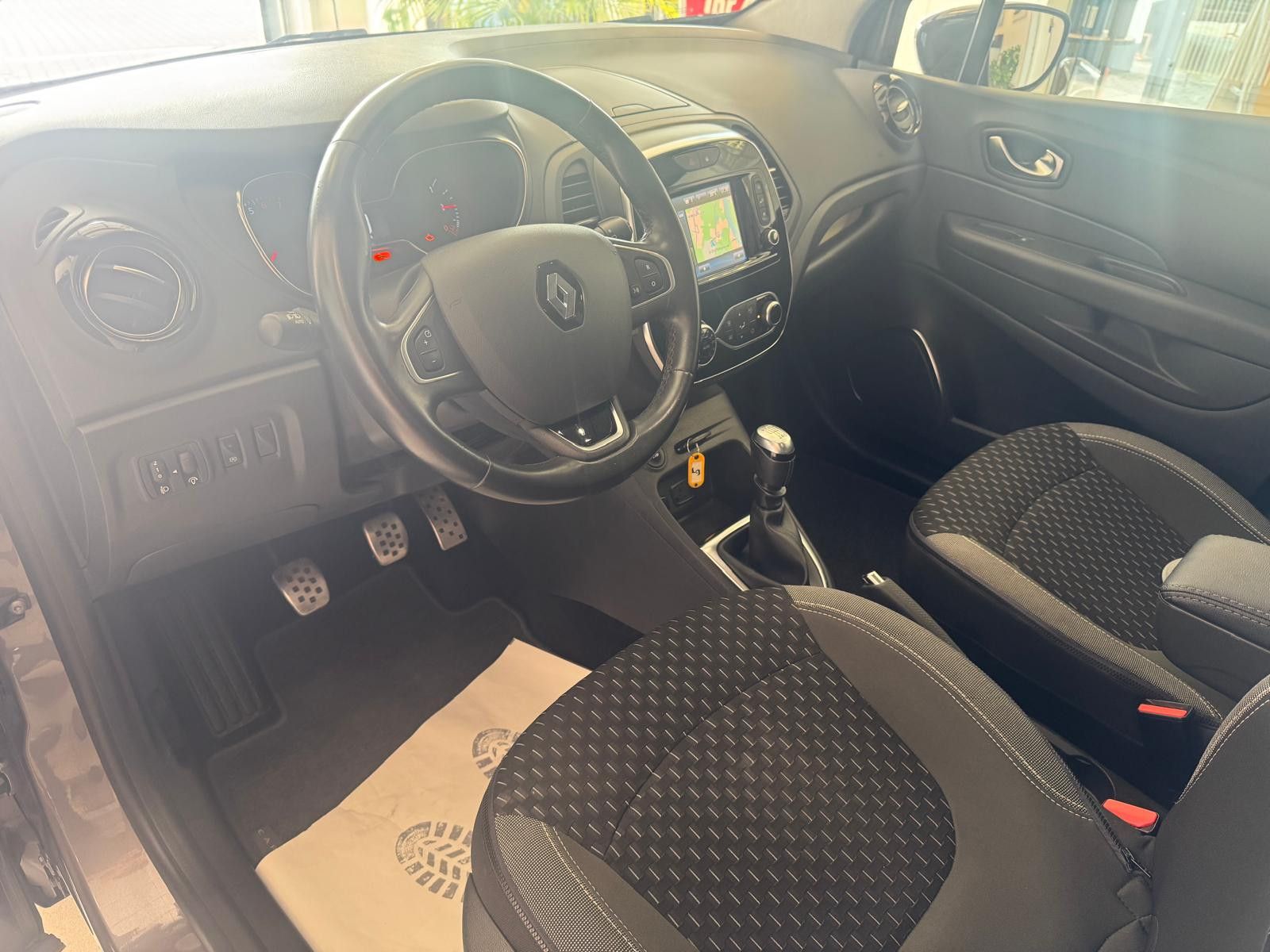 Fahrzeugabbildung Renault Captur Collection / LED / NAVI/KAMERA/SCHECKHEFT